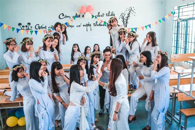 Bộ ảnh kỷ yếu đơn giản mà cực đáng yêu của lớp học với 27 cô gái và... 1 chàng trai - Ảnh 1.