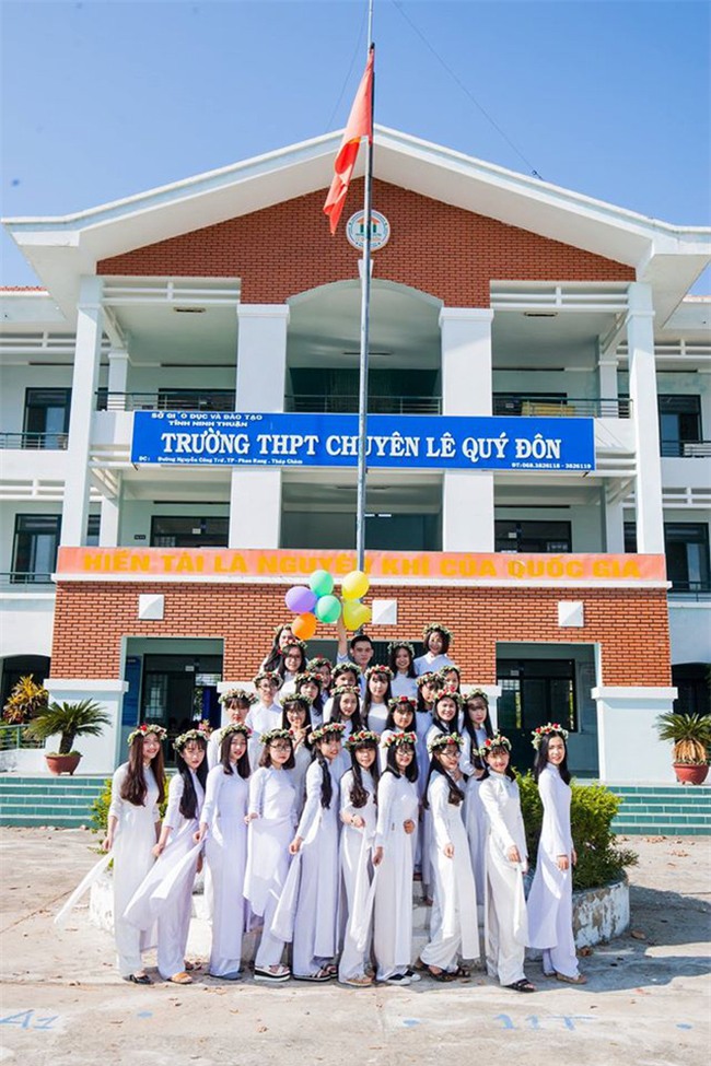 Bộ ảnh kỷ yếu đơn giản mà cực đáng yêu của lớp học với 27 cô gái và... 1 chàng trai - Ảnh 1.