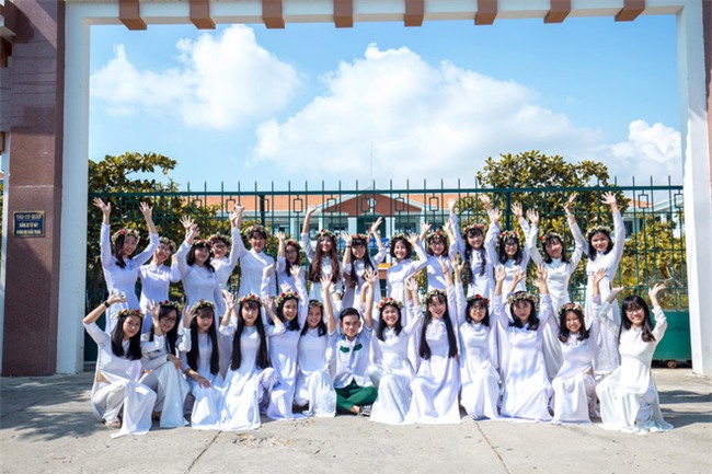 Bộ ảnh kỷ yếu đơn giản mà cực đáng yêu của lớp học với 27 cô gái và... 1 chàng trai - Ảnh 1.