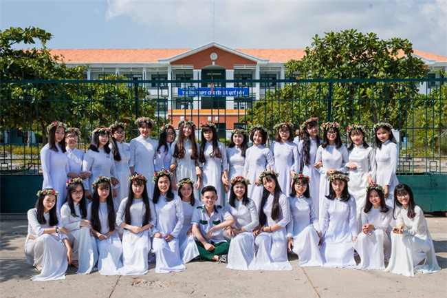 Bộ ảnh kỷ yếu đơn giản mà cực đáng yêu của lớp học với 27 cô gái và... 1 chàng trai - Ảnh 2.