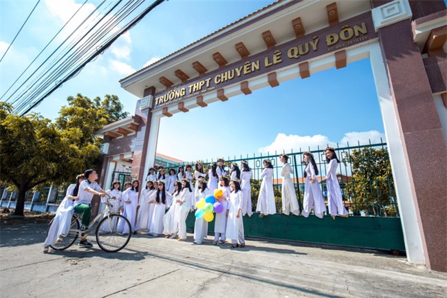 Bộ ảnh kỷ yếu đơn giản mà cực đáng yêu của lớp học với 27 cô gái và... 1 chàng trai - Ảnh 4.