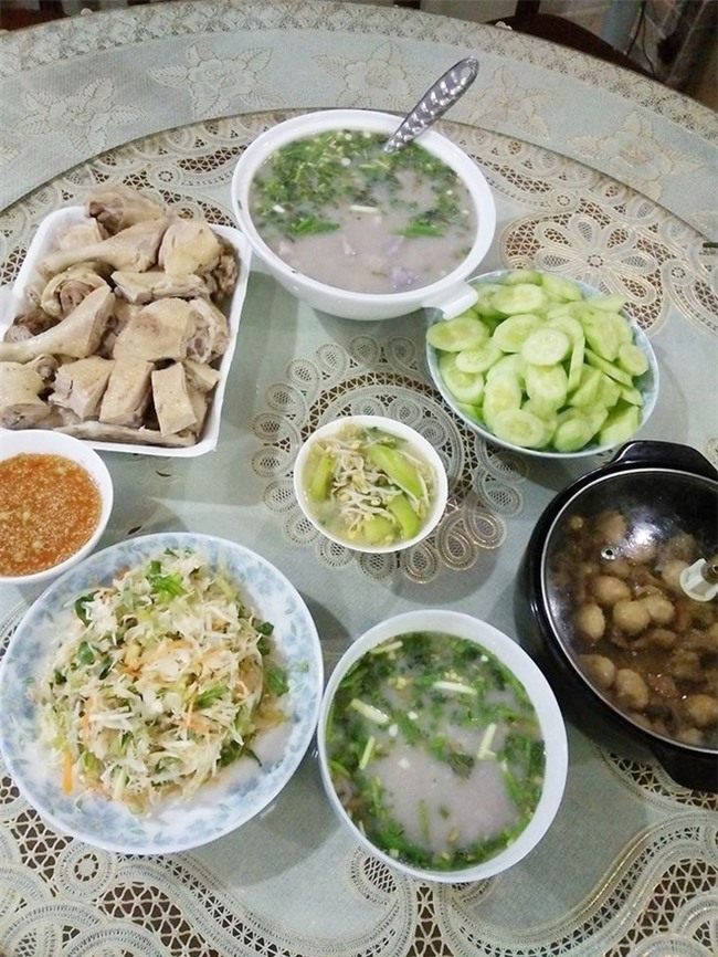 Khoe mâm cơm 450 nghìn cho gia đình 4 người ăn, mẹ trẻ bị gạch đá tới tấp vì... chém gió - Ảnh 1.