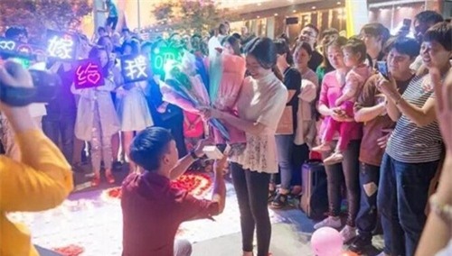 duọc càu hon bàng tièn tỷ, co gái tq ngay lạp túc dòng ý hinh anh 1