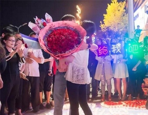 duọc càu hon bàng tièn tỷ, co gái tq ngay lạp túc dòng ý hinh anh 5