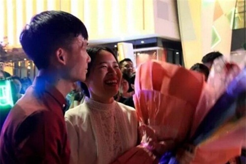 duọc càu hon bàng tièn tỷ, co gái tq ngay lạp túc dòng ý hinh anh 6