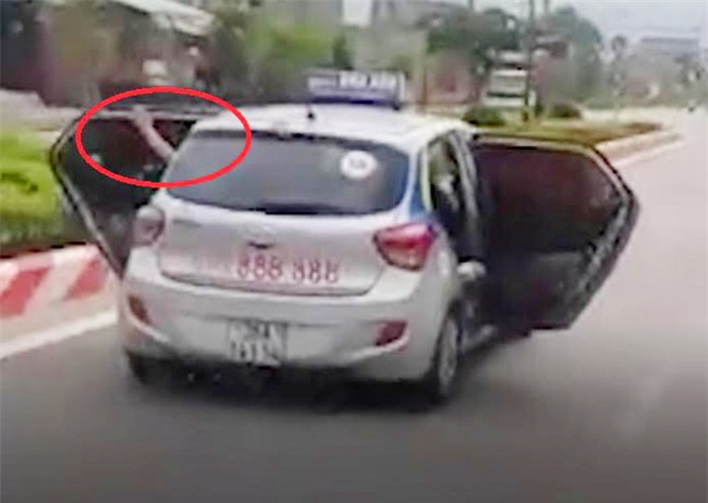 Tai xe taxi ke phut mo bung cua lao nhanh tren dai lo de cuu nguoi hinh anh 2