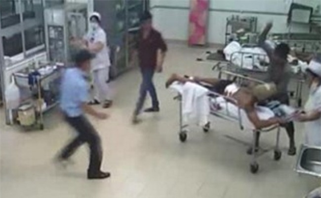 Côn đồ lại xông vào bệnh viện chém tơi tả bệnh nhân đang cấp cứu
