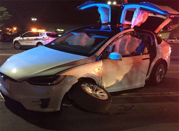 Chú rể bị tai nạn ô tô ngay trước ngày cưới nhưng vẫn sống, anh dành lời cảm ơn xe Tesla và Elon Musk vì đã cứu mạng mình