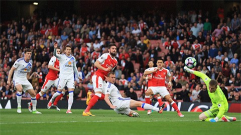 Giroud không thắng được Pickford trong pha đối mặt