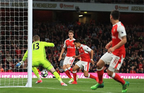 Bàn mở tỷ số từ pha đệm bóng cận thành của Sanchez