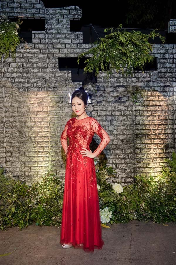 sao mac xau tuan: tang can, chon nham do, hh ngo phuong lan nhu gia di ca chuc tuoi - 3