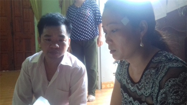 Chị Nguyễn Thị Chỏi (mẹ cháu Đông) nghẹn ngào kể lại giây phút tìm thấy thi thể con trai mình. Ảnh: Xuân Thắng