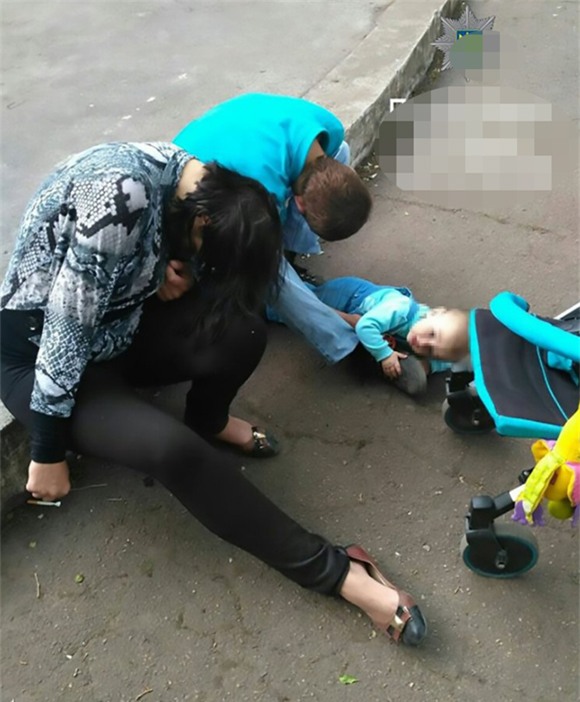 cha mẹ nát rượu, bé 4 tuổi bị bỏ rơi, sao say rượu