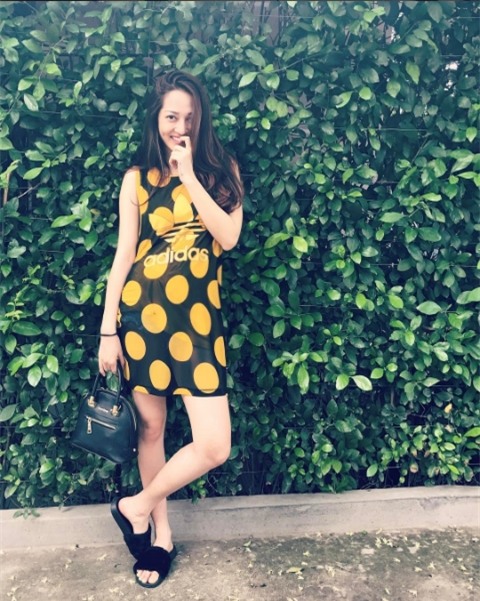 Bảo Anh sở hữu sống mũi cao cùng đôi mắt sâu, khuôn miệng duyên dáng nên gương mặt của người đẹp vốn thu hút người đối diện. Ngoài trừ xuất hiện tại sân khấu hay sự kiện giải trí, nữ ca sĩ thường để mặt mộc để làn da được thoải mái. Nhan sắc của cô trông vẫn không lung linh và tươi tắn không kém những lúc xuất hiện lộng lẫy trên sân khấu.