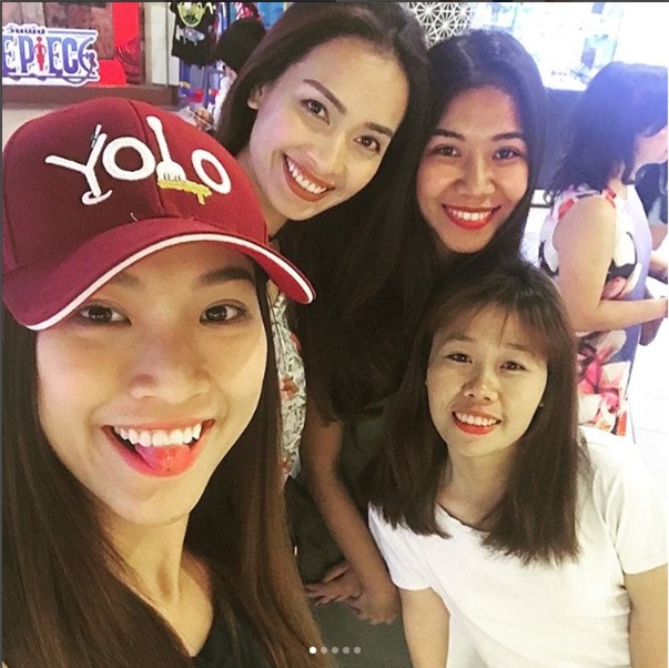 Á hậu Hoàng Oanhhay ca sĩ Ái Phương cũng tự tin để mặt mộc khi đi chơi với nhóm bạn thân.