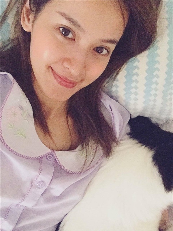 Tú Vi sở hữu đôi mắt to tròn cùng nụ cười duyên nên thử thách mặt mộc không phải là vấn đề với cô. Thậm chí trên trang cá nhân, người đẹp không ít lần khoe ảnh mới ngủ dậy với gương mặt tự nhiên nhất, nhưng vẫn được fan khen ngợi vì nhan sắc không tỳ vết. Cô thường khoe nhiều ảnh đời thường cùng chồng với khán giả và nhận được phản ứng tích cực bởi sự gần gũi, thân thiện và có phần 