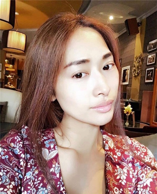 Hoa hậu Việt Nam Quốc tế 2017 - Quỳnh Thy luôn tự tin khoe mặt mộc mỗi khi không phải đi diễn. Người đẹp muốn hướng đến hình ảnh tự nhiên mỗi khi xuất hiện cùng bạn bè hay trong các hoạt động thường ngày. Cô cũng ý thức công việc bận rộn của minh luôn đòi hỏi phải trang điểm nhiều khi đi diễn, chụp ảnh nên luôn tận dụng những lúc lịch trình rảnh là để cho da nghỉ ngơi. Cô sở hữu nét đẹp sắc sảo nên khi xuống phố chỉ cần trang điểm rất nhẹ nhàng là vẫn có thể tôn được nhan sắc lung linh của mình.