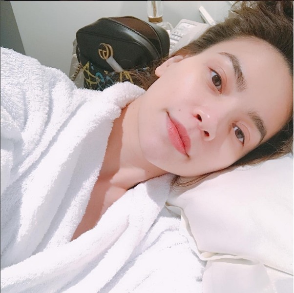 Hình ảnh mặt mộc của Hà Hồ được khen ngợi là có làn da như của em bé. Màu môi của cô vẫn giữ được sắc hồng hào khi tẩy trang, tạo sự tươi tắn, đầy sức sống. Nữ ca sĩ vốn sở hữu nét đẹp lai Pháp nên nhan sắc của cô dù trang điểm hay không vẫn luôn nổi bật.