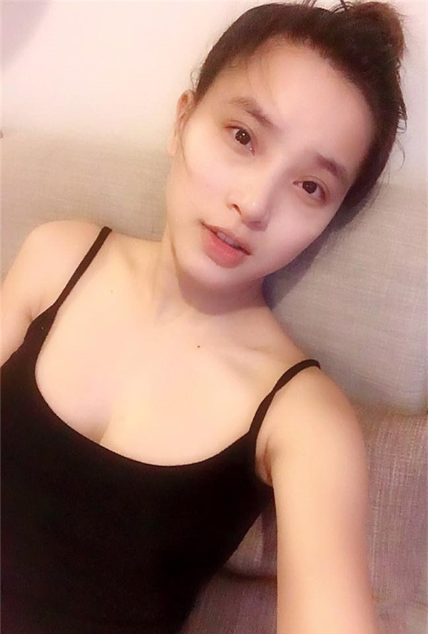 Hải Băng cũng là một trong những mỹ nhân không ngại khoe mặt mộc. Gương mặt bầu bĩnh của người đẹp là điểm cộng giúp cô trông trẻ trung hơn.