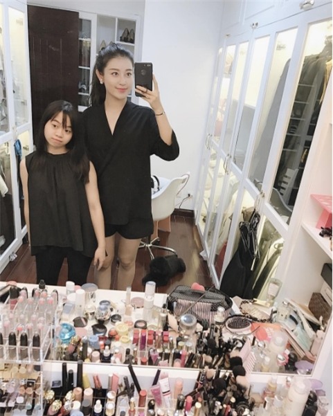 Á hậu Huyền My cũng tự tin khoe 