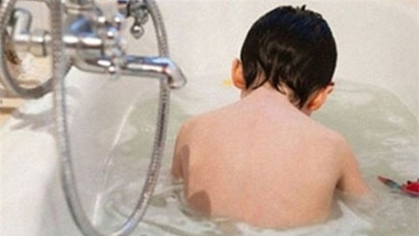 Giúp việc sơ sểnh, bé 1 tuổi chết đuối khi chơi trong bồn tắm - Ảnh 1.