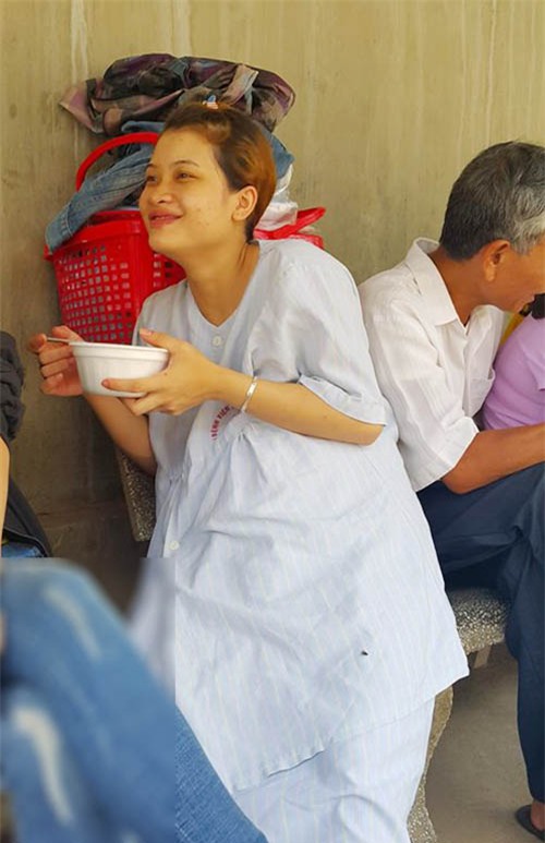 Đang làm lễ cưới, cô dâu bất ngờ trở dạ sinh con, cả họ tức tốc đi đỡ đẻ - Ảnh 3.