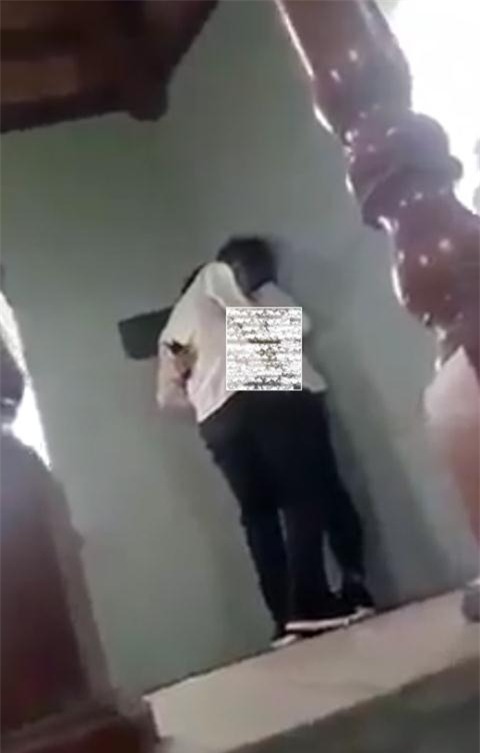 Doi nam nu hon nhau nong nhiet ngay trong chua