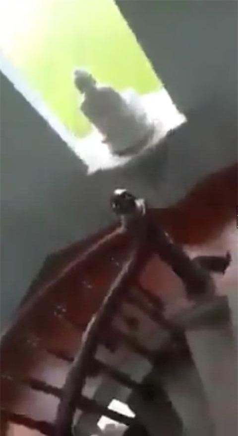 Doi nam nu hon nhau nong nhiet ngay trong chua