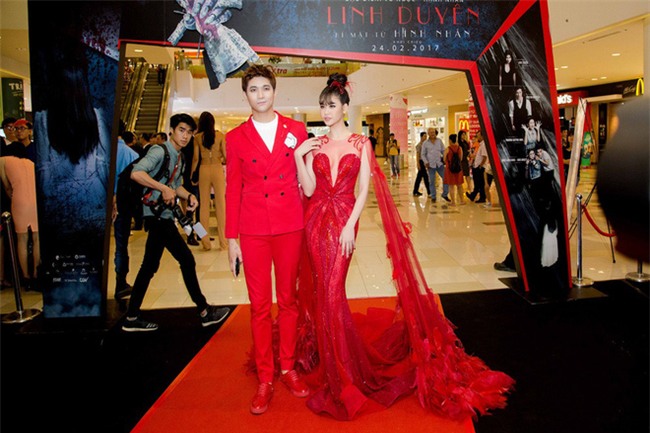 Không chỉ mặc ton-sur-ton, Tim và Trương Quỳnh Anh còn thích chăm chút quần áo trên thảm đỏ cho nhau - Ảnh 1.