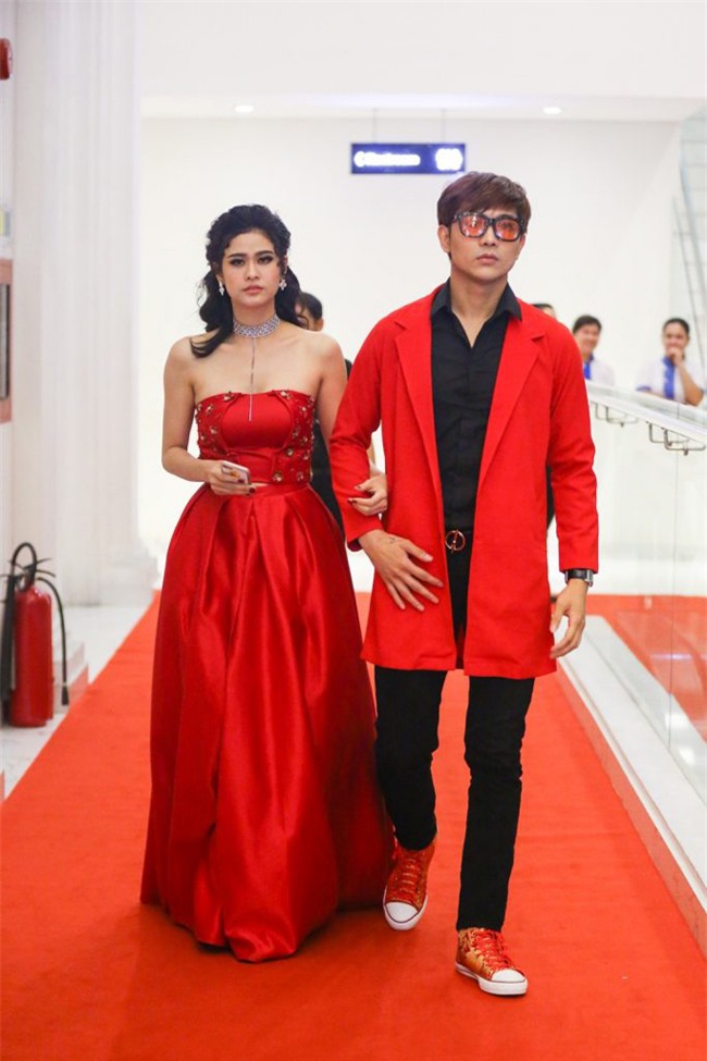 Không chỉ mặc ton-sur-ton, Tim và Trương Quỳnh Anh còn thích chăm chút quần áo trên thảm đỏ cho nhau - Ảnh 13.