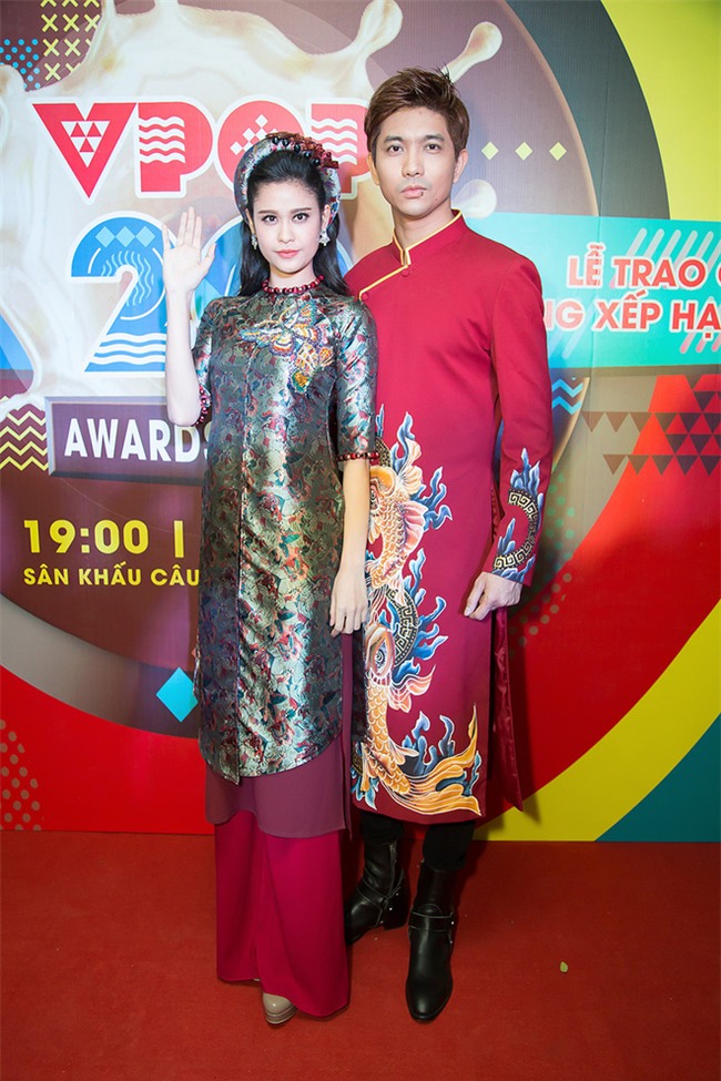 Không chỉ mặc ton-sur-ton, Tim và Trương Quỳnh Anh còn thích chăm chút quần áo trên thảm đỏ cho nhau - Ảnh 14.
