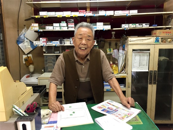 Ở Nhật có một cửa hàng chỉ hé cửa bên, lý do ông chủ 90 tuổi tiết lộ khiến ai cũng nghẹn ngào - Ảnh 4.