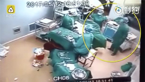 Trung Quốc: Lời qua tiếng lại, bác sĩ và y tá lao vào ẩu đả ngay giữa phòng phẫu thuật - Ảnh 2.