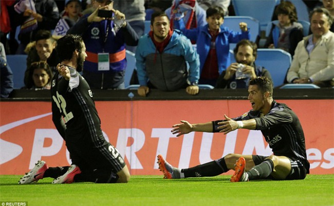 Ronaldo lập cú đúp, Real chạm tay vào chức vô địch La Liga - Ảnh 6.