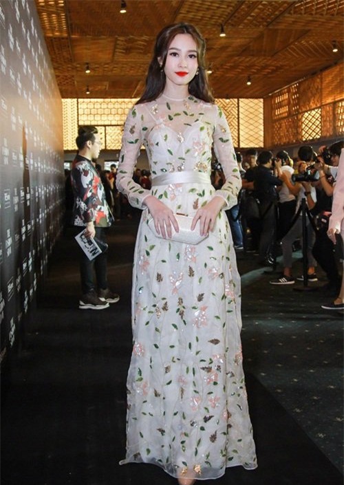 "boc" bi quyet giup hoa hau thu thao du rat gay van dep nuot na mon mon suc song - 14