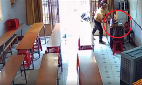 clip: nguoi phu nu dot nhap vao cua hang nang laptop nhanh nhu chop hinh anh 2