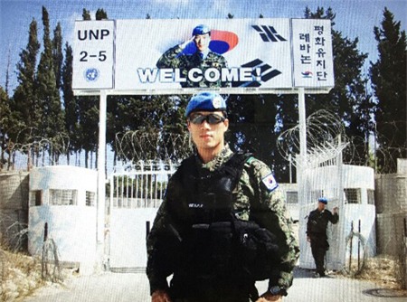 Hóa ra chàng vệ sĩ điển trai của Tổng thống Hàn chính là Hậu duệ Mặt Trời phiên bản đời thực! - Ảnh 2.