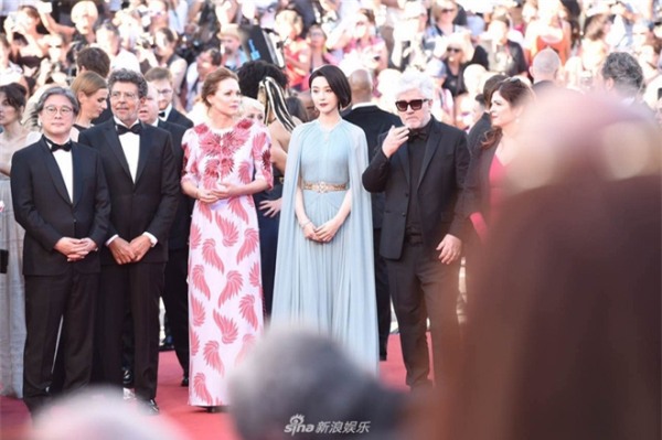Thảm đỏ LHP Cannes: Phạm Băng Băng lộng lẫy như nữ hoàng, quyết cân dàn mỹ nhân quốc tế - Ảnh 11.