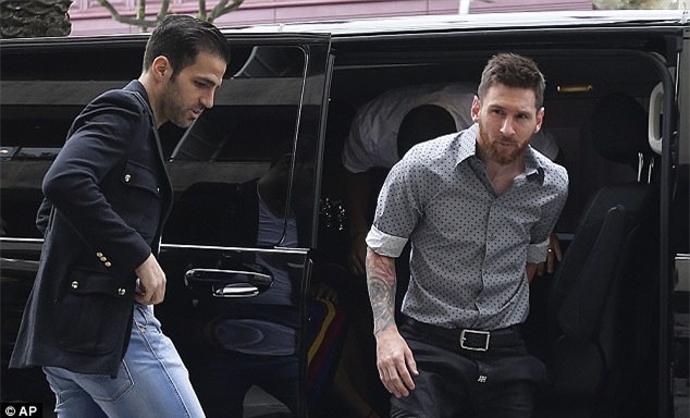 Messi sơ mi đóng thùng đến khai trương shop giày của Antonella và vợ Suarez - Ảnh 3.