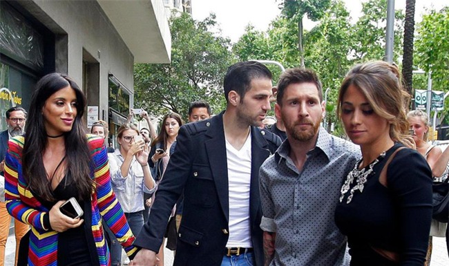 Messi sơ mi đóng thùng đến khai trương shop giày của Antonella và vợ Suarez - Ảnh 6.