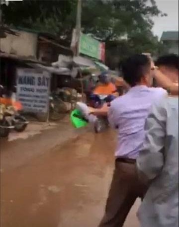 Giám đốc doanh nghiệp điều khiển ô tô đâm người rồi xuống la hét, doạ nạt, đánh CSGT - Ảnh 1.