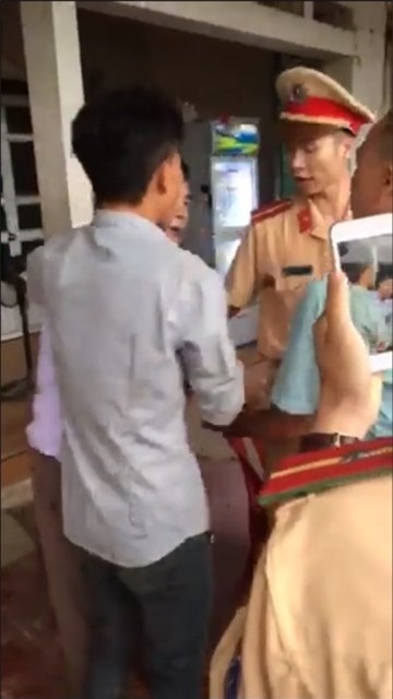 Giám đốc doanh nghiệp điều khiển ô tô đâm người rồi xuống la hét, doạ nạt, đánh CSGT - Ảnh 2.