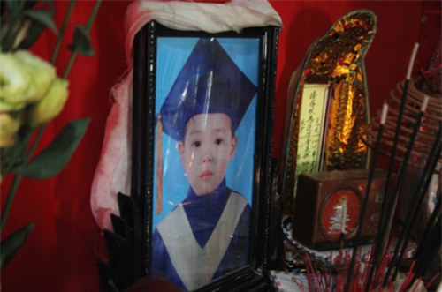 xot xa cau be 10 tuoi tu vong khi dung cam cuu 4 ban duoi nuoc - 1