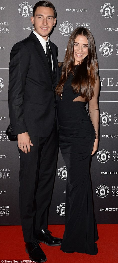 Quả bóng hồng 2016 đánh bật nhan sắc dàn WAGs Man Utd - Ảnh 10.