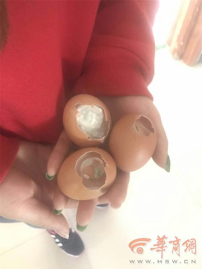 Trường mầm non nấu trứng thối, hạt đậu mốc, gia vị hỏng cho học sinh ăn gây bức xúc - Ảnh 2.