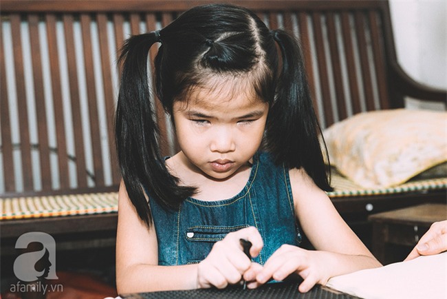 Mẹ bé khiếm thị gây sốt Vietnam Idol Kids: Tôi đã khóc rất nhiều khi con mình chẳng nhìn thấy gì cả! - Ảnh 1.