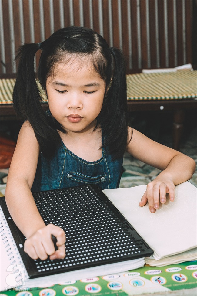 Mẹ bé khiếm thị gây sốt Vietnam Idol Kids: Tôi đã khóc rất nhiều khi con mình chẳng nhìn thấy gì cả! - Ảnh 2.