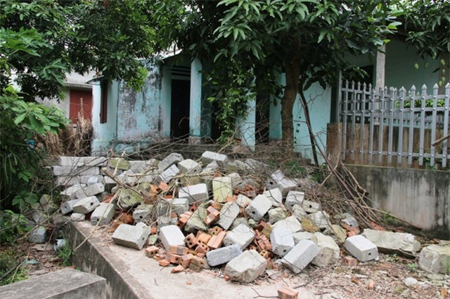 Ngôi nhà bà Mến đang ở bị 4 anh em chồng dùng gạch đá chặn lối vào ngõ
