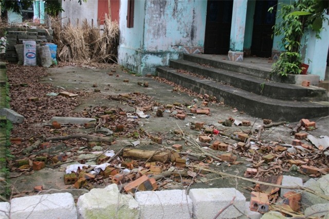 Sân ngổn ngang sau, nhà bỏ hoang của bà Mến vì bị 4 anh em chồng chặn