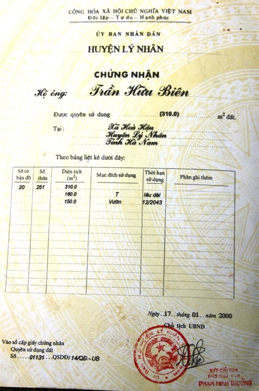 Sổ đỏ đứng tên chồng bà Mến, phía UBND xã cũng khẳng định phần đất nhà bà Mến không hề liên quan đến phần đất bố mẹ chồng để lại